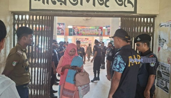 শায়েস্তাগঞ্জে টিকিট কালোবাজারি রোধে অভিযান, ৭ যাত্রীকে জরিমানা