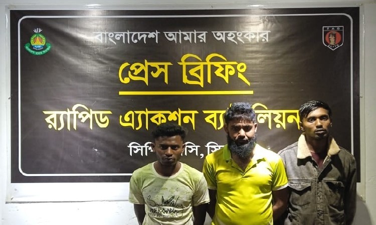 মধ্যরাতে সিলেটে র্যাবের অভিযান, আম্বরখানা থেকে ফেন্সিডিলসহ আটক ৩
