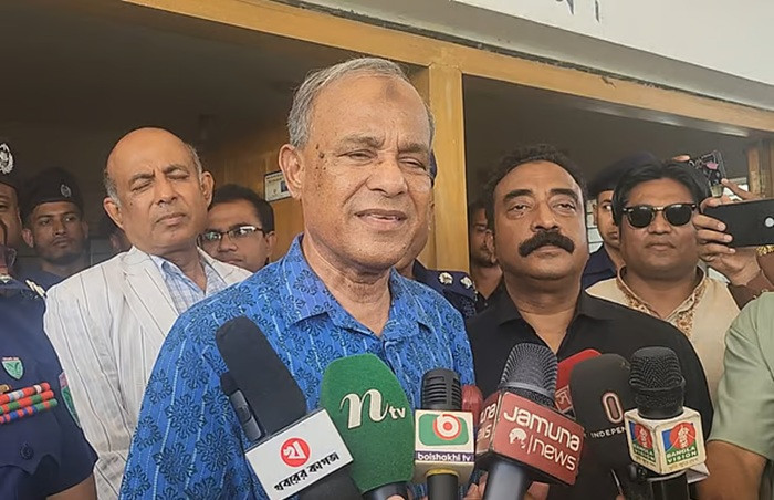 'রাস্তা থেকে হুনি, মানুষ বলতাছে, আপনারা আরও পাঁচ বছর থাকেন।’